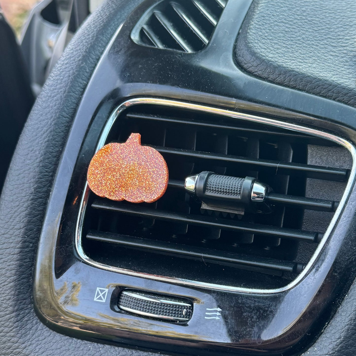 Pumpkin || Vent Clip (ws)