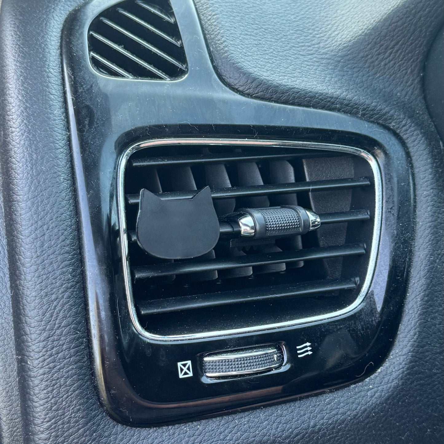 Cat || Vent Clip (ws)
